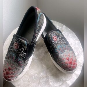 1. STATE Waylan Brocade Peacock Size 9